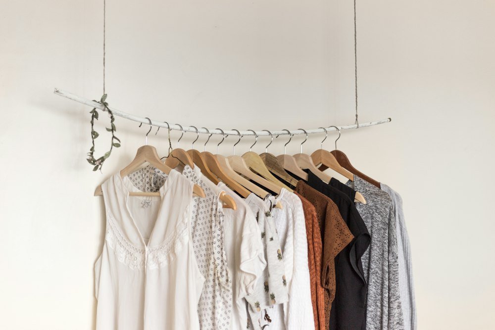 衣架上悬挂的服装样品